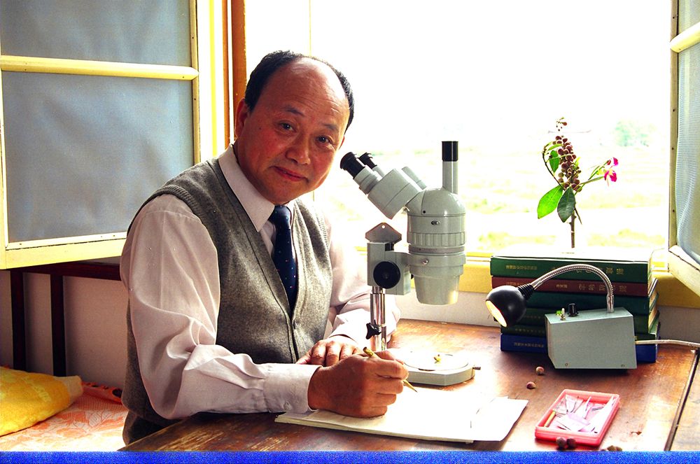马炜梁老师工作照_副本.jpg