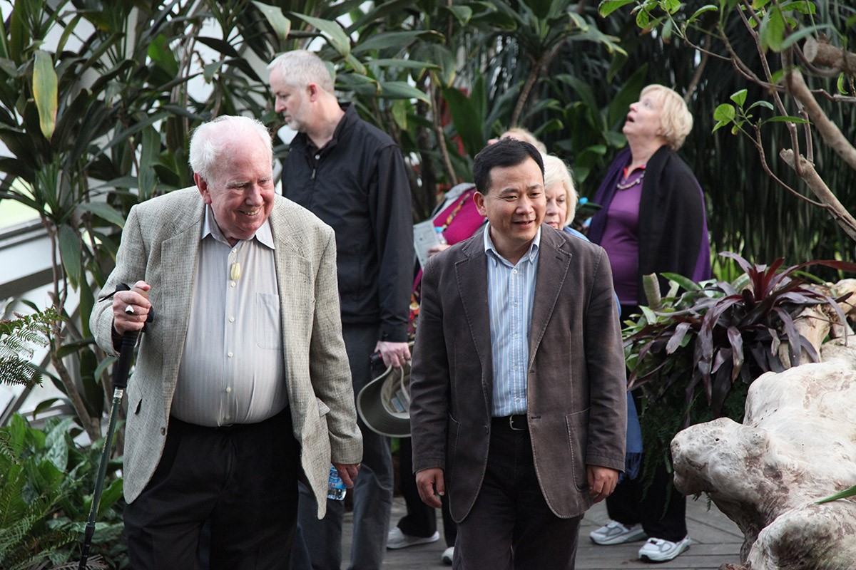 7、2011年11月27日Peter H. Raven先生来访，胡永红执行园长陪同.jpg